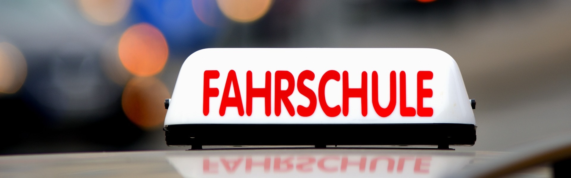 Fahrschule mit Licht bei Dämmerung